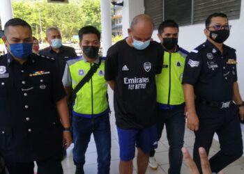 MOHD. Fauzi Selamat dibawa ke Mahkamah Majistret Selayang untuk menghadapi pertuduhan membunuh dua beradik dalam satu kebakaran. -  UTUSAN/SHIDDIEQIIN ZON