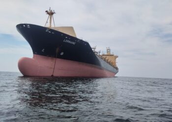 KAPAL tangki, Lorraine yang ditahan di perairan Kuala Selangor, oleh Maritim Malaysia Selangor kira-kira 22 batu nautika dari Sekinchan, Selangor selepas berlabuh tanpa kebenaran semalam.