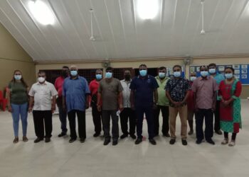 A. Sandra Segaran (depan lima dari kanan) mendakwa 1,000 ahli DAP Johor keluar parti dalam sidang akhbar yang diadakan di Johor Bahru, Johor.