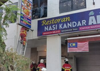 PASUKAN bomba memadam kebakaran di rumah kedai di Jalan Ipoh petang tadi.- BOMBA