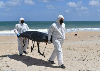 PASUKAN penyelamat mengusung mayat reput tanpa beberapa anggota badan yang ditemukan terdampar di Pantai Seberang Takir di Kuala Nerus, hari ini. - UTUSAN/PUQTRA HAIRRY ROSLI