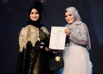 Nur Saidatul Akma (kiri) bersama salah seorang peserta yang menerima anugerah usahawan dalam satu majlis baru-baru ini.