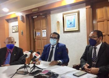 ZAINOL Fadzi Paharudin (tengah) dalam sidang akhbar di Bangunan Perak Darul Ridzuan di Ipoh hari ini. - UTUSAN/MOHAMAD HAFIZI MOHD SAID