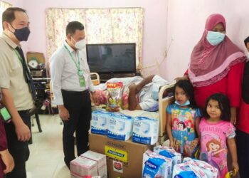 ZAMZURI Mansor (tiga dari kiri) ketika melawat dan menyerahkan sumbangan daripada Econsave kepada keluarga Umi Kalsom Kassim di rumahnya di Kampung Permatang Rambai, Penaga, Pulau Pinang semalam.
