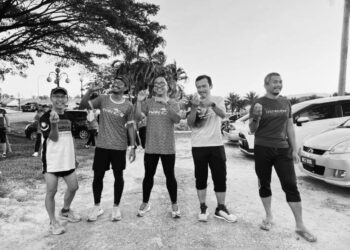 ALLAHYARHAM Mohd. Husni Mubarak (tengah) sempat bergambar bersama rakan-rakannya sebelum memulakan larian pada pagi ini di Taman Tasik Bandar Baru Senawang, Seremban.-GAMBAR/IHSAN NISMILAN RUNNERS CLUB