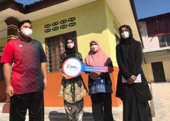 NORISMAH Ismail (dua dari kanan) bersama anak sulungnya, Norfatihah Norazam (dua dari kiri) memegang kunci rumah replika melalui Program Baiti Jannati  TNB di Kampung Tersusun Sungai Terap, Batu Gajah, hari ini. - UTUSAN/LIYANA RAMLI