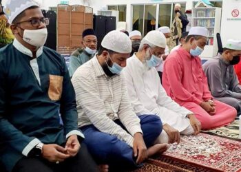 ZAKIR NAIK (tiga dari kiri) yang berada di Perlis menunaikan solat Jumaat di Masjid negeri Arau, Perlis hari ini.- UTUSAN