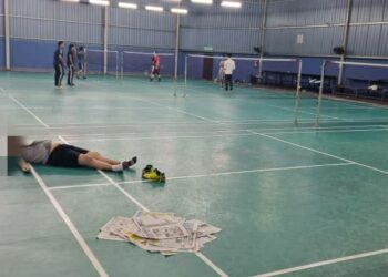 KEADAAN lelaki yang meninggal dunia setelah rebah ketika bermain badminton di Taman Raja Idris di Taiping semalam. - UTUSAN/MEDIA SOSIAL