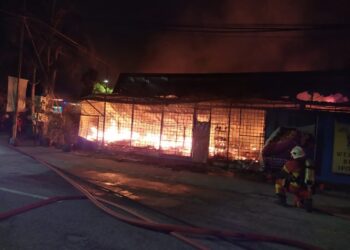 KEADAAN kilang kacang putih yang terbakar di Buntong, Ipoh hari ini. - UTUSAN/IHSAN JBPM PERAK