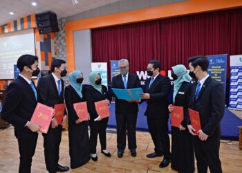 YUSURRIE Zainuddin (empat dari kanan) bersama barisan tertinggi MPP UMP di Dewan Astaka, UMP Kampus Gambang di Kuantan, Pahang.