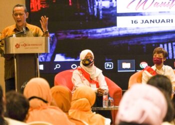 AMINUDDIN Harun sewaktu berucap merasmikan Konvensyen Wanita PH Negeri Sembilan 2022 di Port Dickson hari ini. - UTUSAN/BADRUL HAFIZAN MAT ISA