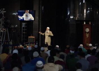 ZAKIR NAIK berkongsikan pengalaman serta kehidupannya ketika sesi bersama beliau di 
di Masjid Tuanku Syed Putra, Kangar, Perlis malam tadi.
