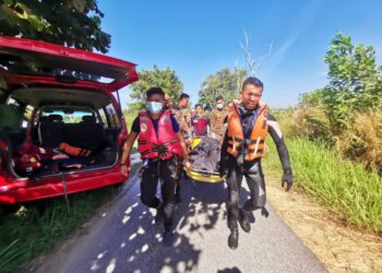 ANGGOTA bomba mengusung mayat mangsa yang ditemukan kira-kira 15 meter dari tebing Sungai Malim, Melaka.