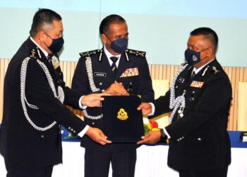 Timbalan Ketua Polis Negara. Datuk Razrudin  Husain (tengah) meyaksikan pertukaran dokumen   kuasa Ketua Polis Johor dari Pemangku Ketua Polis Johor Datuk Khaw Kok Chin (kiri) kepada Ketua Pois Johor yang baru Datuk Kamarul  Zaman Mamat pada Majlis Serah Terima Tugas Ketua Polis Johor dan Pengerusi PERKEP Kontinjen Johor di IPK, Johor Bahru disini.  -UTUSAN/RAJA JAAFAR ALI