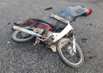 KEADAAN motosikal Honda EX5 yang ditunggang Nik Mohamad Suhardi Nek Coob selepas kemalangan di Kilometer 154, Jalan Jerangau-Jabor di Cheneh, Kemaman, hari ini.