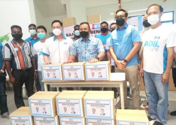 AMIRUDIN SHARI (tengah) menyampaikan bantuan kepada mangsa banjir di Johor, hari ini.