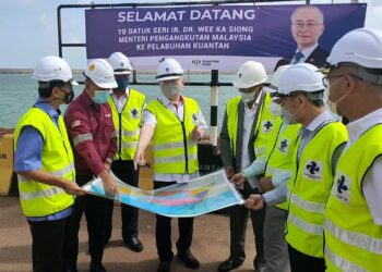 WEE Ka Siong (tengah) melihat strategi pelan pembangunan naik taraf Pelabuhan Kuantan bagi fasa kedua dan ketiga yang bakal dilaksanakan secara berperingkat di Pelabuhan Kuantan, di Kuantan, Pahang. - UTUSAN/ DIANA SURYA ABD WAHAB