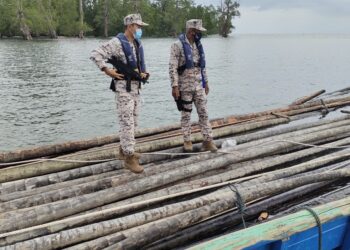ANGGOTA Maritim Zon Tawau merampas kayu nibong yang ditemukan terapung di Sungai Inderasabah, Tawau semalam. - IHSAN MARITIM