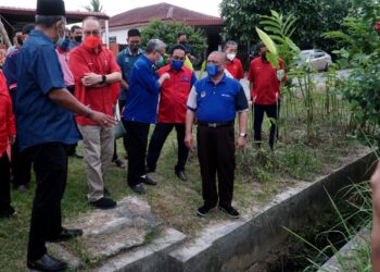 SAARANI Mohamad (kanan) melawat kawasan yang sering dilanda banjir pada Program Jelajah MESRA di Kampung Klebang Tambahan, Ipoh hari ini. - UTUSAN/ZULFACHRI ZULKIFLI