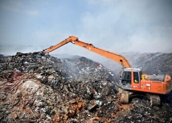 KEBAKARAN tapak pelupusan sampah Pulau Burung, Nibong Tebal, Pulau Pinang memaksa kira-kira 400 orang daripada 86 ahli keluarga dipindahkan ke Pusat Pemindahan Sementara pada Januari 2022.