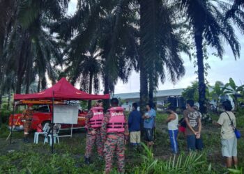 PASUKAN bomba menjalankan aktiviti mencari dan menyelamat kanak-kanak hilang di sungai Ladang Man Coon, Beluran hari ini. - IHSAN BOMBA