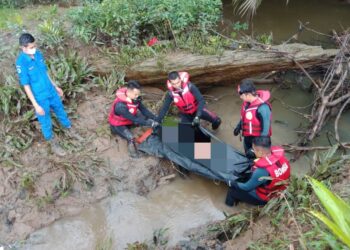ANGGOTA bomba mengangkat mayat mangsa kanak-kanak lemas di sungai Ladang Man Coon, Beluran hari ini. - IHSAN BOMBA