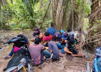 SEBAHAGIAN daripada 17 orang lelaki yang ditangkap dalam Op Sarang yang dijalankan di Palong 4,5 dan 6 Gemas, Jempol, semalam.
