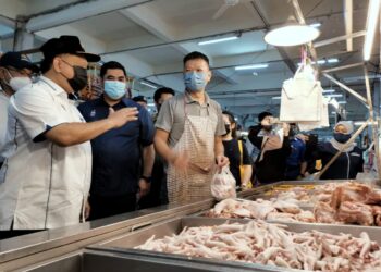 ALEXANDER Nanta Linggi (kiri) bersama Shahelmey Yahya (tengah) semasa melawat Pasar Besar Kota Kinabalu hari ini.