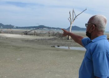 PENGERUSI Persatuan Nelayan Pangkalan Sungai Menghulu, Abdullah Man menunjukkan kawasan laut yang didakwa akan dilaksanakan projek penambakan laut di Sungai Menghulu, Langkawi, Kedah.