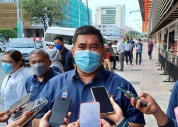 SHAHELMEY Yahya ditemui selepas pelancaran sistem ulang siar di Pasar Besar, Kota Kinabalu hari ini.
