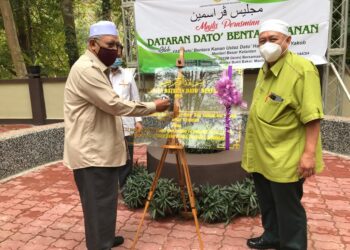 AHMAD Yakob (kiri) menandatangani plak sebagai simbolik perasmian Taman Eko-Rimba Bukit Bakar di Machang sambil diperhatikan Abdul Khalim Abu Samah. - UTUSAN/ROSLIZA MOHAMED