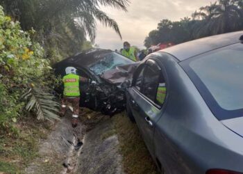 ANGGOTA bomba mengeluarkan mangsa dalam sebuah kenderaan yang terlibat kemalangan jalan raya di Kilometer 18, Jalan Lipis ke Benta di Lipis, Pahang. - IHSAN BALAI BOMBA LIPIS