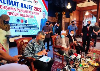 TENGKU Zafrul Tengku Abdul Aziz (kiri) dan Ahmad Yakob (tengah) ketika menghadiri Taklimat Bajet 2022 Bersama Penjawat Awam Kelantan di Kota Darulnaim, Kota Bharu semalam. - UTUSAN/ROSLIZA MOHAMED