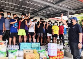 JONISTON Bangkuai (kanan) beramah mesra dengan pelajar SMK Tun Fuad Stephens, Kiulu semalam.