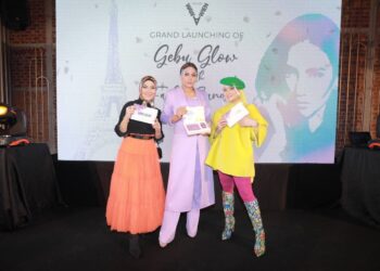 Pemilik jenama Wawawien Beaute, Wawa (kanan) dan Awien di majlis pelancaran Fasha Sandha sebagai duta produk Gebu Glow di ibu kota semalam.