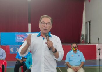ANWAR Ibrahim menyampaikan ucapan pada Majlis Bersama Presiden PKR di Langkawi hari ini. - UTUSAN/NUR AMALINA AZMAN