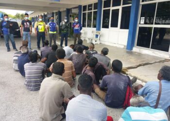 RAMLI Kasa (berdiri tengah) bersama suspek yang ditahan dalam operasi gempur lokasi penagih dadah dekat dua ladang kelapa sawit di Kuala Selangor, Selangor.