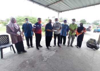 ZUKEFLEY Osman (empat dari kanan) menerima sumbangan daripada penduduk Felda Pasak yang diserahkan oleh ADUN Johor Lama, Rosleli Jahari (empat dari kiri) di kediamannya.