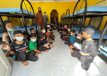 SEBAHAGIAN pelajar pondok Syahadah Lubuk Kuin di Bachok yang diarahkan berpindah sebelum 12 Mac depan. - UTUSAN/TOREK SULONG