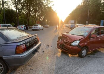 KEMALANGAN membabitkan Perodua Viva dan Proton Iswara dipandu suspek di hadapan Stadium Hang Jebat, Paya Rumput, Melaka.