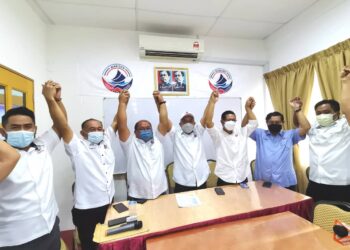 AHMAD Hassan (tengah) bersama kepimpinan Warisan Bahagian Papar semasa sidang akhbar di Papar hari ini.