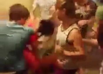 TANGKAP layar rakaman video sekumpulan individu memukul seorang lelaki dalam kejadian dipercayai dirakam di sebuah pasar raya di Ipoh. - FOTO/MEDIA SOSIAL