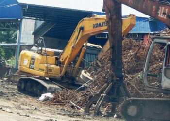 AKTIVITI pemprosesan dari tapak pengumpulan kitar semula dan besi buruk di kawasan Lima Kongsi, Sungai Bakap, Pulau Pinang didakwa mengganggu penduduk setempat.
