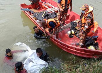 ANGGOTA PPDA bomba menemukan mayat mangsa kira-kira enam meter dari lokasi dia didapati lemas di Sungai Golok, Rantau Panjang, Kelantan semalam. - IHSAN BOMBA