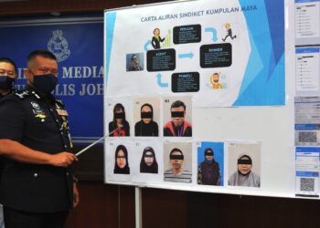KAMARUL Zaman Mamat menunukkan antara tiga suspek kakitangan klinik yang terlibat dalam aktiviti penjualan sijil digital Vaksin Covid-19 secara tidak sah pada sidang akhbar di IPK, Johor Bahru disini. UTUSAN/RAJA JAAFAR ALI