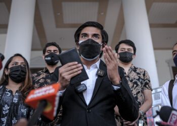 SYED Saddiq Syed Abdul Rahman hadir di Mahkamah Tinggi Kuala Lumpur bagi sebutan kes berkaitan empat pertuduhan yang dihadapinya. - UTUSAN/FAIZ ALIF AHMAD ZUBIR