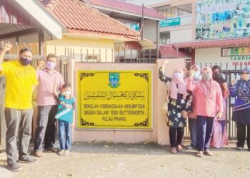 SEBAHAGIAN ibu bapa dan penjaga murid SK Assumption di Bagan Dalam, Butterworth, Pulau Pinang berkumpul di hadapan sekolah tersebut sebagai sebahagian usaha terakhir merayu tidak berlaku penutupan operasi sekolah itu pada 28 Februari ini.