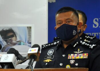 KAMARUL Zaman Mamat dalam sidang akhbar di Ibu pejabat Kontinjen (IPK) Johor. - UTUSAN/RAJA JAAFAR ALI