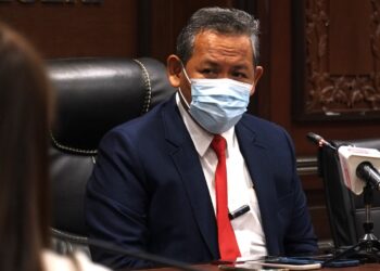 AMINUDDIN Harun dalam sidang akhbar selepas mempengerusikan Mesyuarat Mingguan Exco di Wisma Negeri, Seremban hari ini. - UTUSAN/BADRUL HAFIZAN MAT ISA