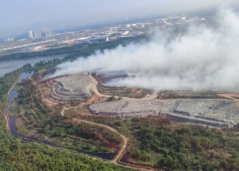 GAMBAR dari udara menunjukkan kawasan kebakaran di tapak pelupusan sampah Pulau Burung, Nibong Tebal, Pulau Pinang.
